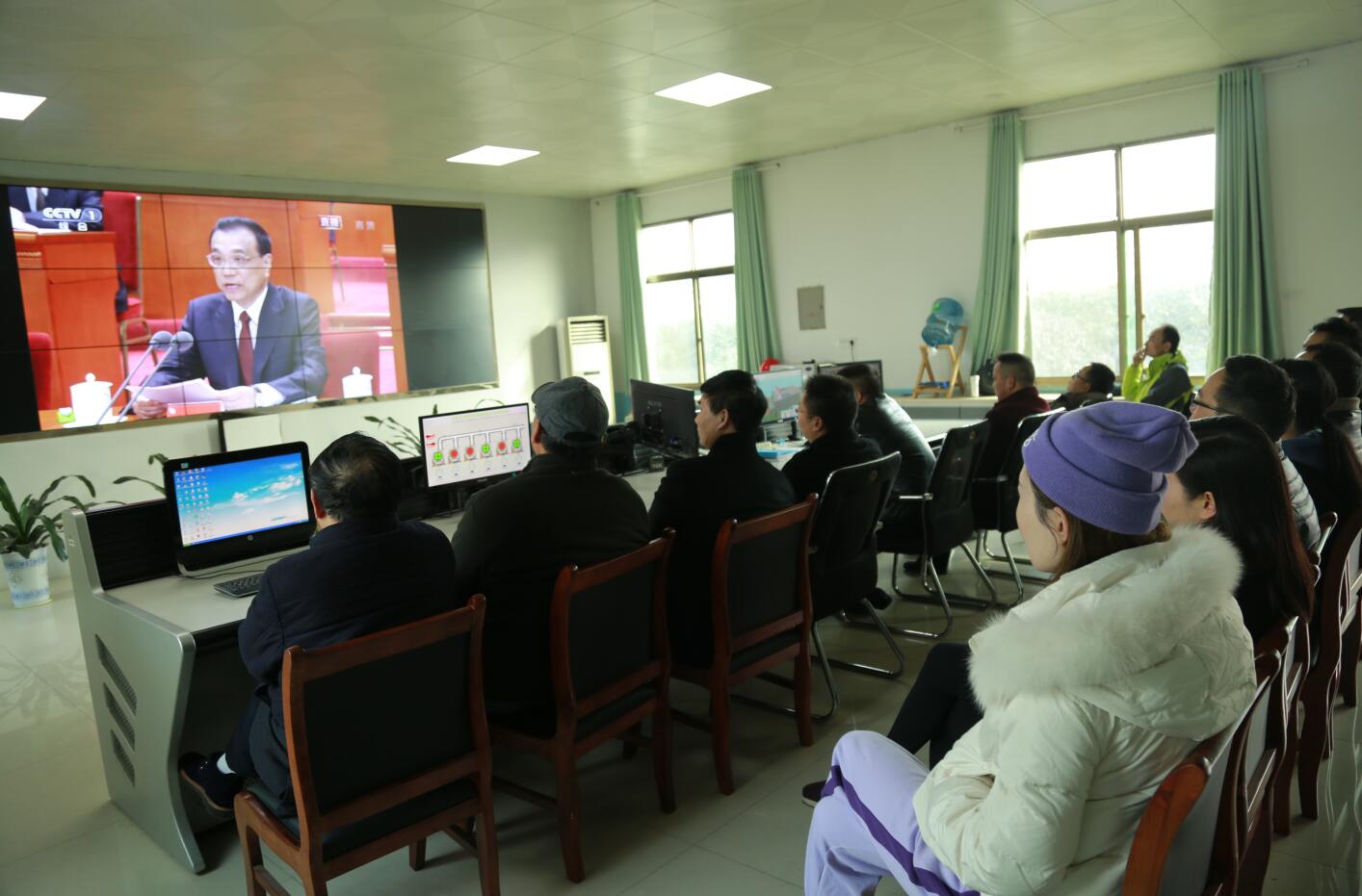 1584518565146659.jpg 20181218组织党员观看庆祝改革开放40周年大会.jpg